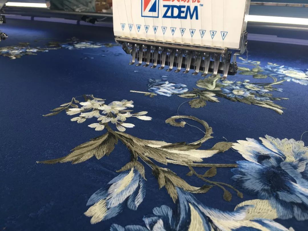 刺繡墻布在電腦繡花車間的繡花全過程